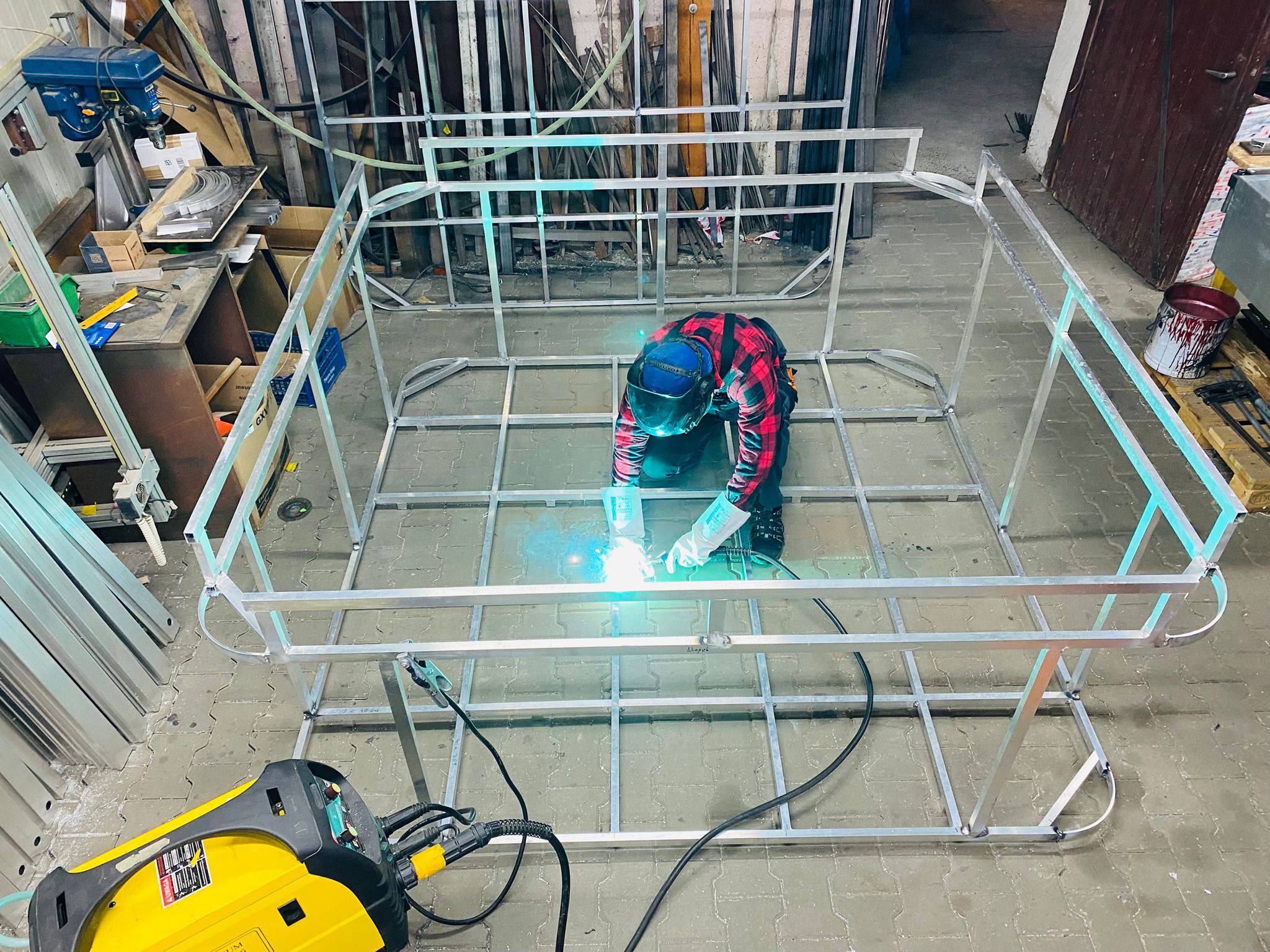 Spawanie elementów metalowych, widoczny proces łączenia stali przy użyciu spawarki.